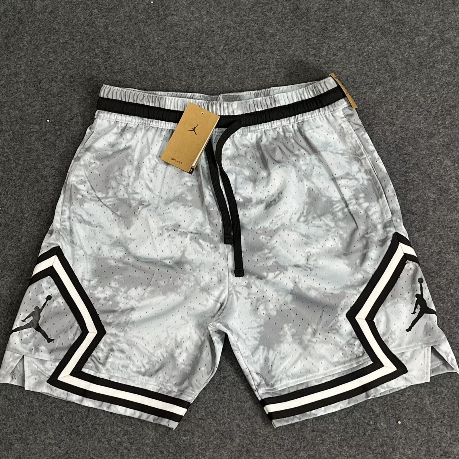 מכנסי ג'ורדן – לבן-אפור